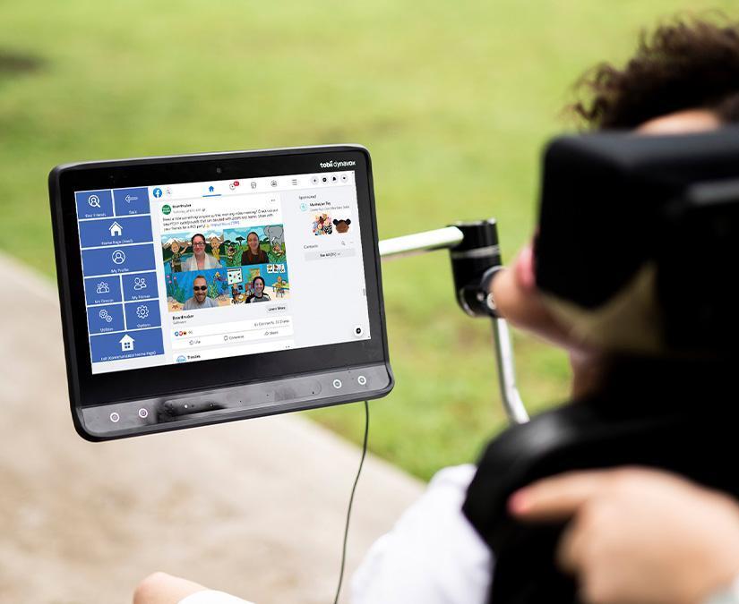 Kvinne som bruker Tobii Dynavox Communicator 5 Tilgjengelig Facebook på en I-Series-enhet