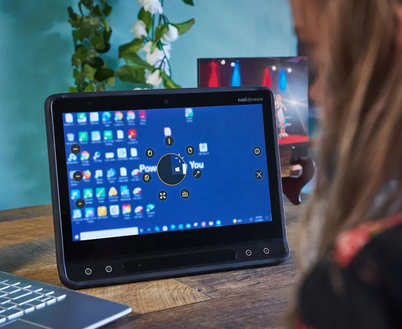 En kvinne bruker Tobii Dynavox TD Control på en I-Series øyestyrt kommunikasjonsenhet