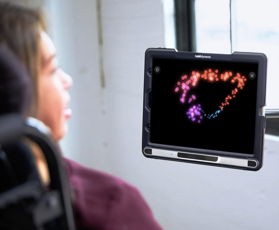 En ung kvinne som bruker Sensory Eye FX 2 på en TD Pilot for å trene på øyestyring. 