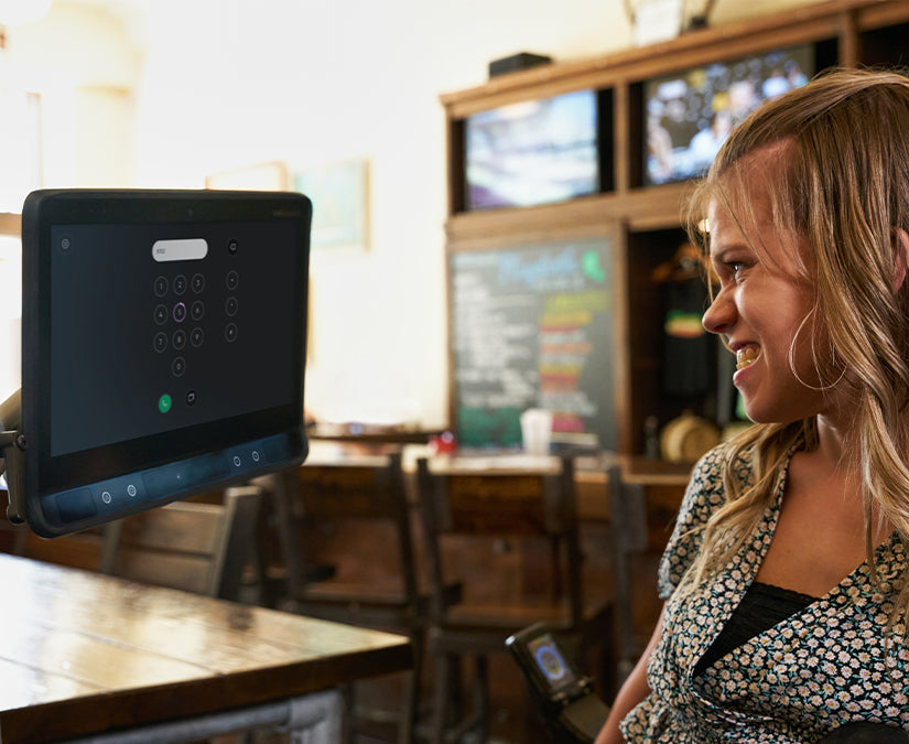 Delaina bruker TD Phone til å ringe med på den øyestyrte kommunikasjonsenheten Tobii Dynavox TD I-Series