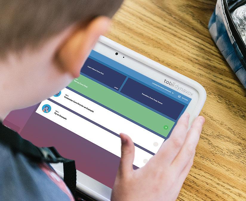Gutt med talegenererende enhet som bruker Tobii Dynavox Pathways for Core First.