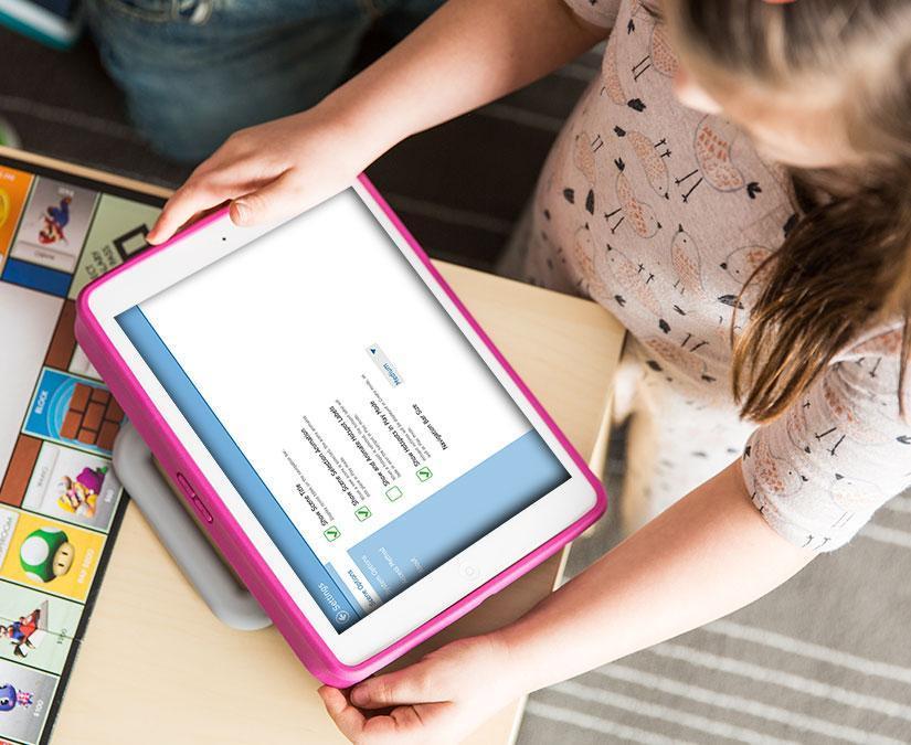 Jente som bruker ipad og Tobii Dynavox-programvaren Snap Scene