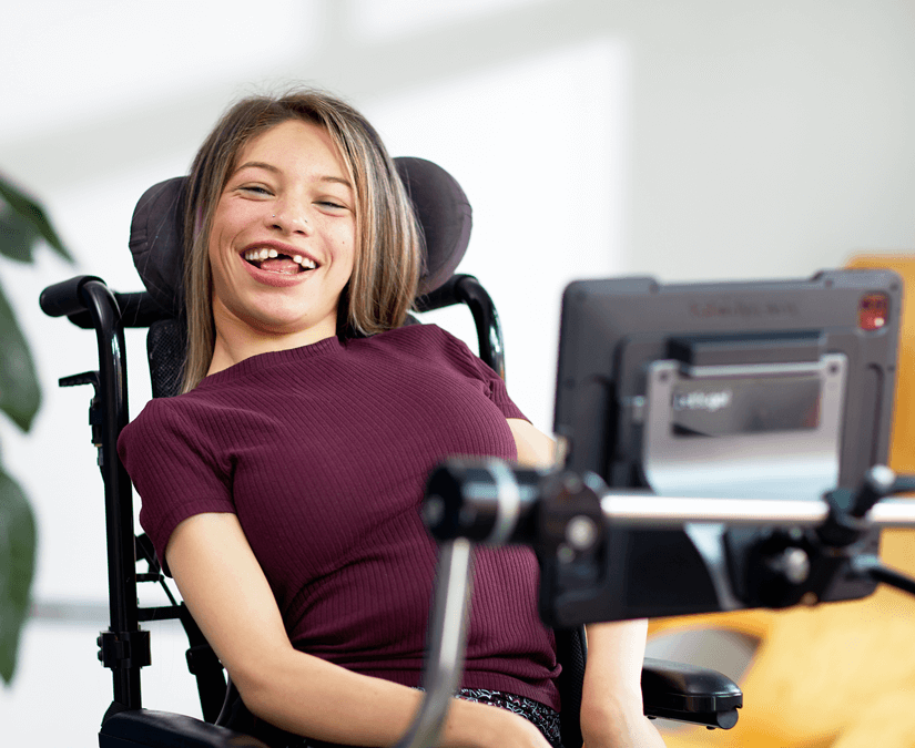 Ung dame som bruker Tobii Dynavox TD Pilot-enhet