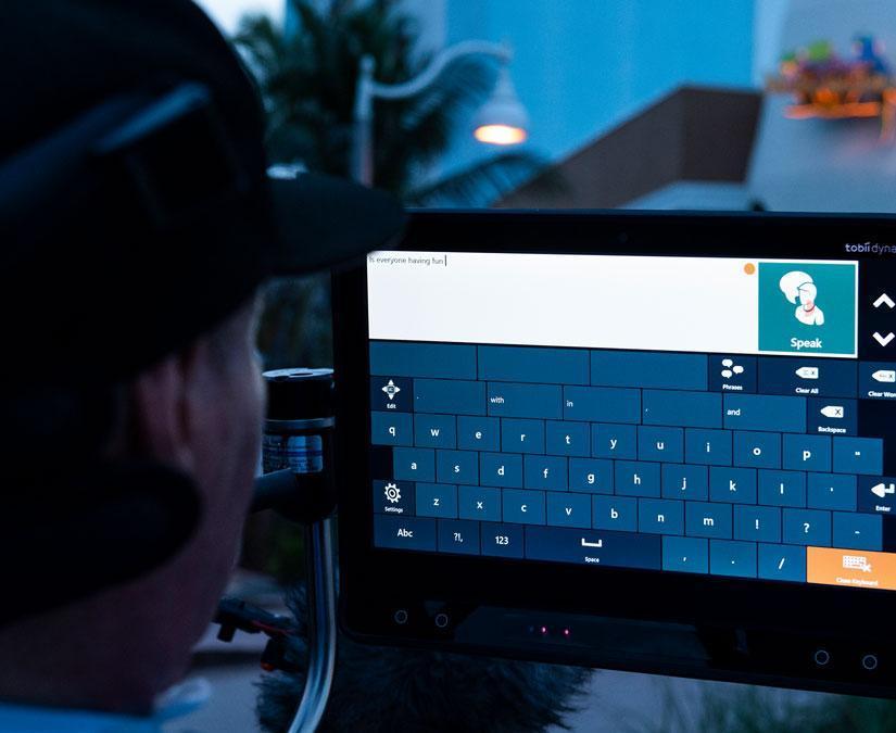 Mann som bruker Tobii Dynavox Communicator 5 på I-16-enheten sin
